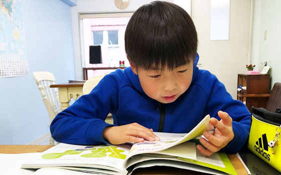 英会話教室で勉強する生徒