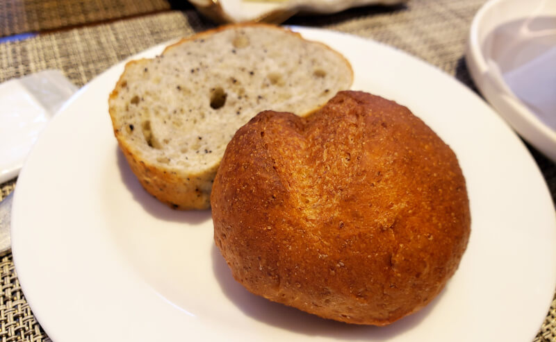 松江市春日町にあるビストロアゴウのコースランチのパン