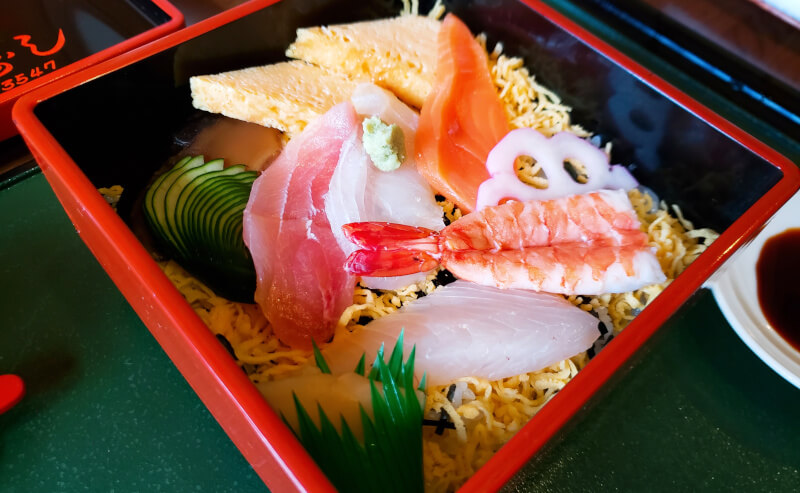 松江市寺町にある千鳥寿しのランチのちらし寿司