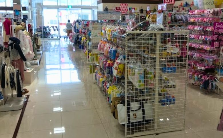 ベビー・子供用品バースデイ大庭店店内