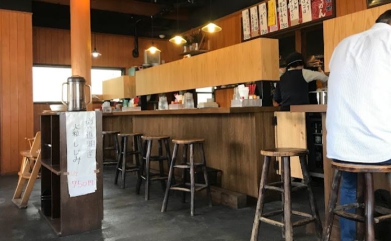 かみあり製麺店内