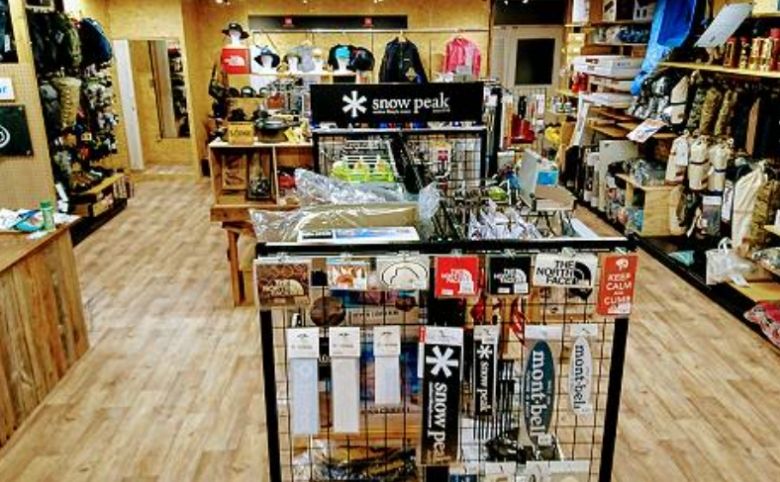 アウトドアショップ クロスキャンパーの店内