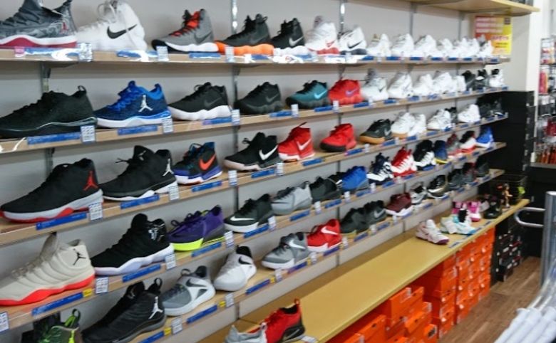 島根県体育用品(株)・ダウンタウンの店内