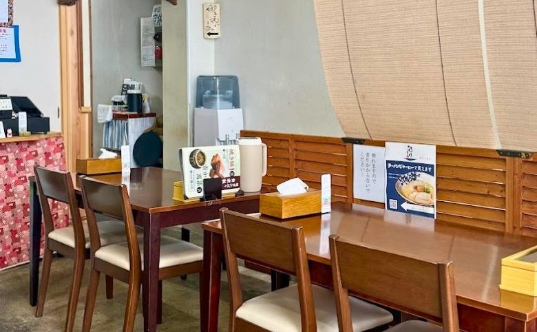 麪家 ひばりの店内