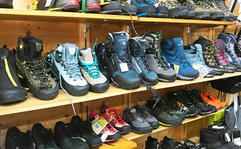 登山の店 菊信の店内