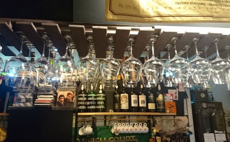 小っちゃなBARのワイングラス
