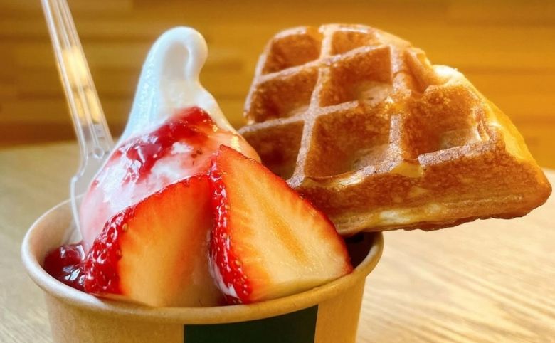 Pa.U SOFT CREAM (パウソフトクリーム)のいちごワッフル