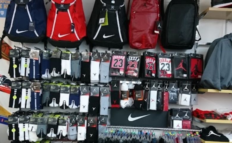 島根県体育用品(株)・ダウンタウンの店内