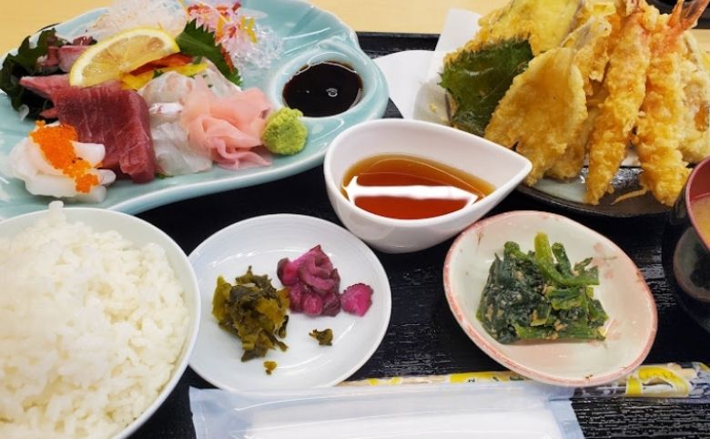 道の駅 ごいせ仁摩のフードコートの定食