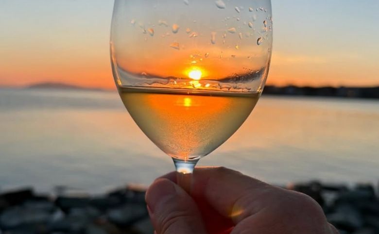 宍道湖ワインの夕日とワイン