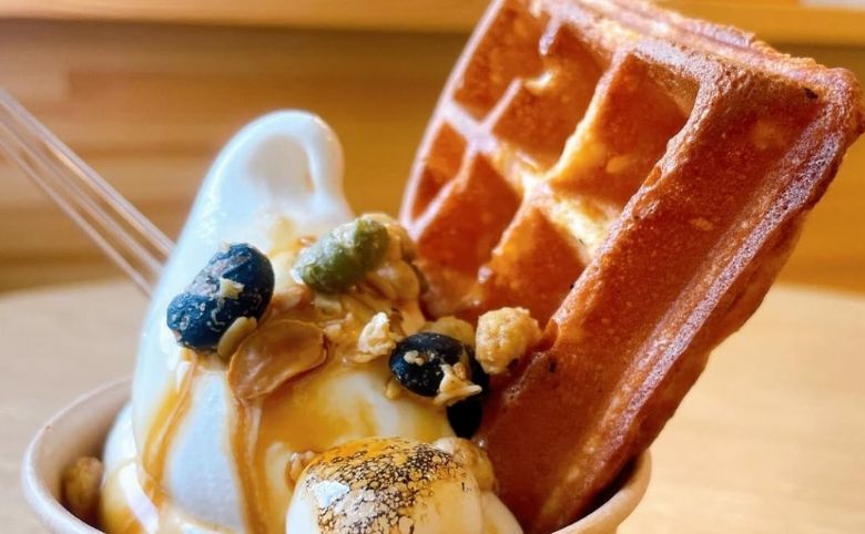 Pa.U SOFT CREAM (パウソフトクリーム)みたらし焼き団子ソフトクリームワッフル