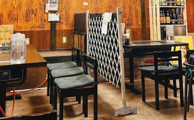 一座の店内