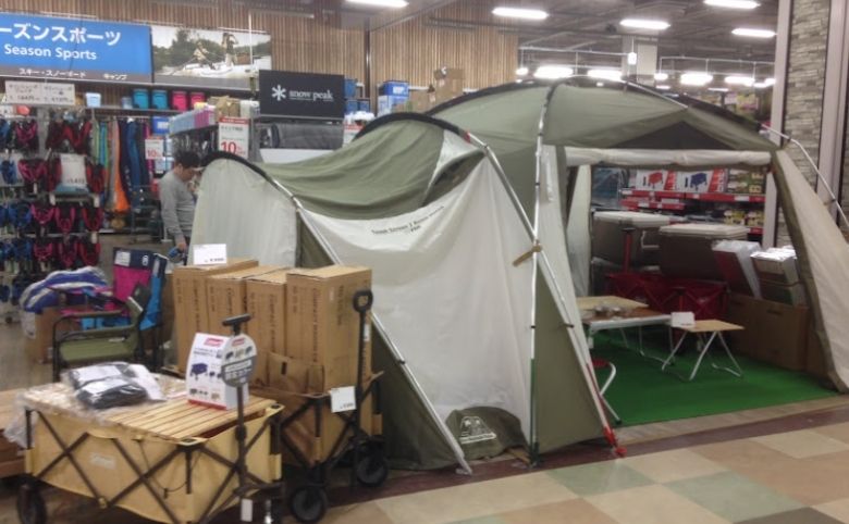 スポーツデポ 松江店の店内のキャンプ用品