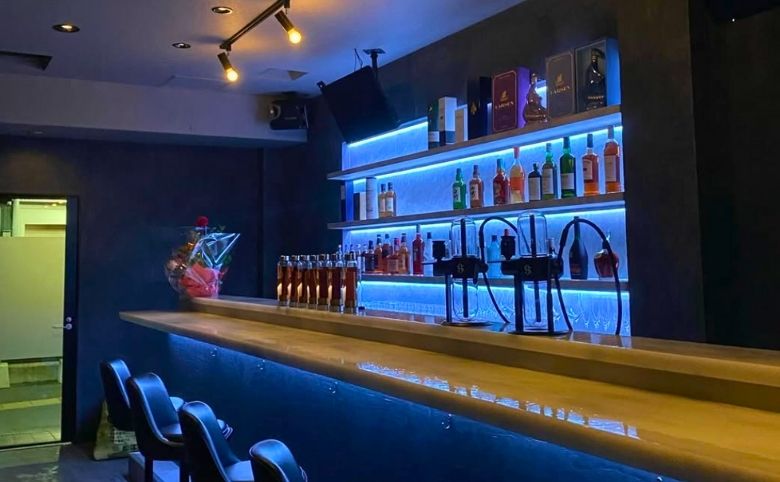 Bar The Timeのカウンター席とシーシャ