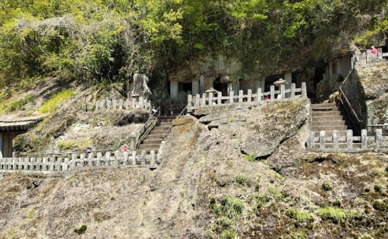 石見銀山の坑道外観