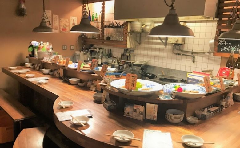 くいものや祭菜の店内