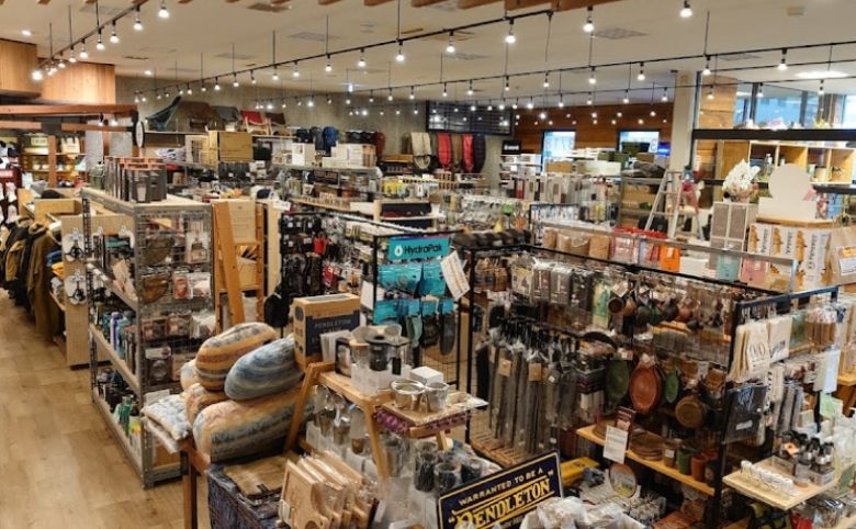 アウトドアショップ クロスキャンパーの店内
