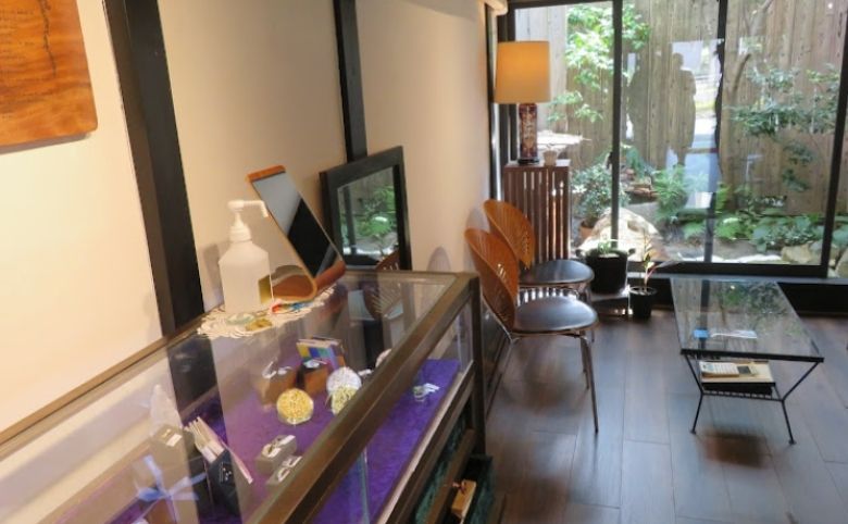 ジュエリーサロン アーティストリー&アイの店内