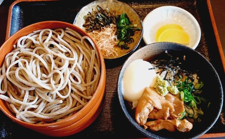 神代そばのミニ親子丼割子そばセット