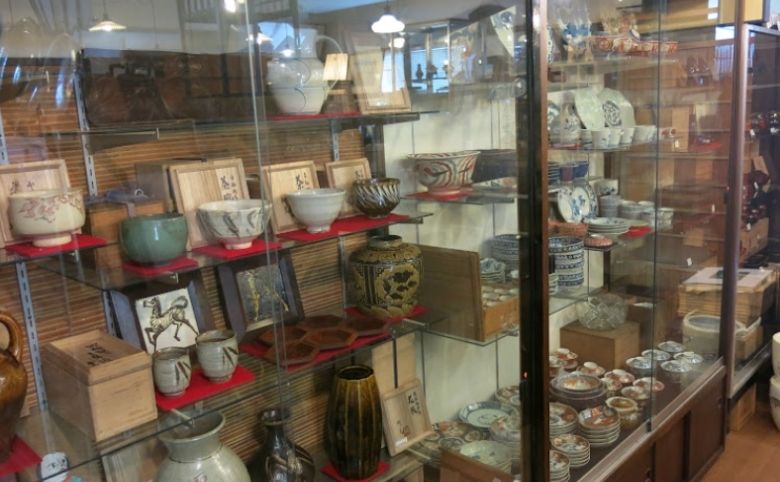 骨董屋 松月 松江店の店内