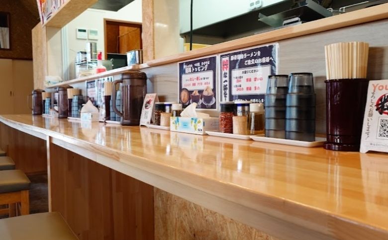 粋麺 せんじゅの店内カウンター