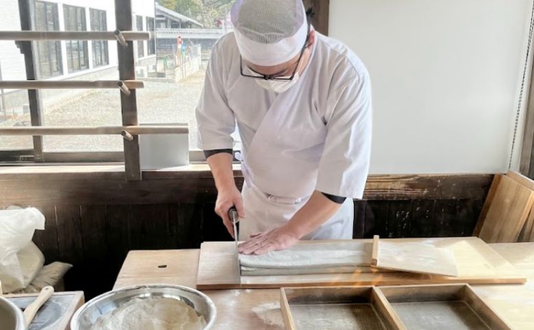 神代蕎麦の蕎麦打ちの様子
