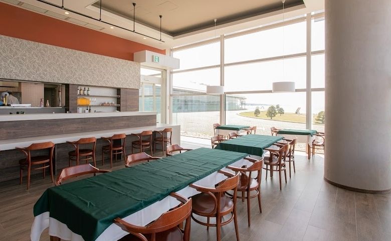 湖畔のレストラン ラシヌの店内