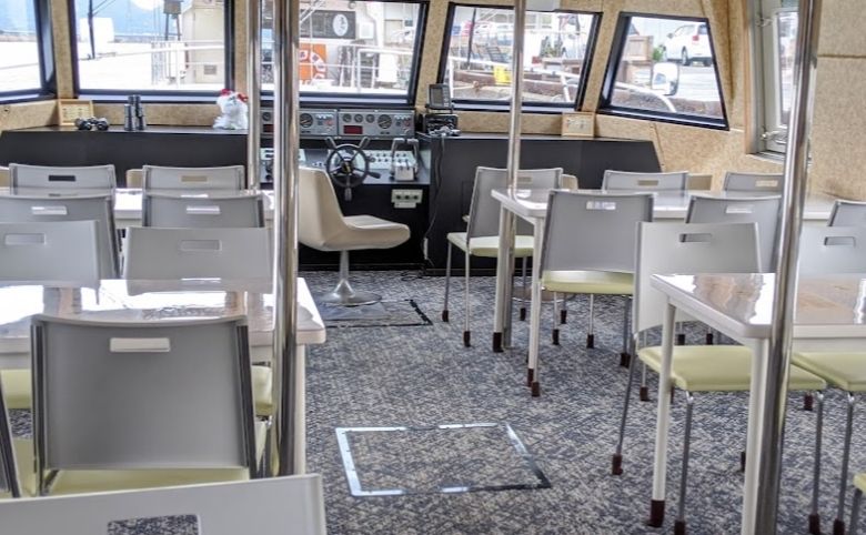 宍道湖観光遊覧船の船内